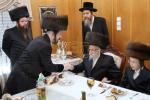 מעמד הנחת תפילין און לחיים פאר א אייניקל פון האדמו"רים ממאדזיץ און סערט וויזניץ