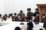 מעמד הנחת תפילין און לחיים פאר א אייניקל פון האדמו"רים ממאדזיץ און סערט וויזניץ