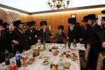 מעמד הנחת תפילין און לחיים פאר א אייניקל פון האדמו"רים ממאדזיץ און סערט וויזניץ