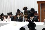 מעמד הנחת תפילין און לחיים פאר א אייניקל פון האדמו"רים ממאדזיץ און סערט וויזניץ