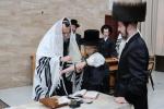 מעמד הנחת תפילין און לחיים פאר א אייניקל פון האדמו"רים ממאדזיץ און סערט וויזניץ