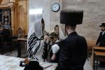 מעמד הנחת תפילין און לחיים פאר א אייניקל פון האדמו"רים ממאדזיץ און סערט וויזניץ