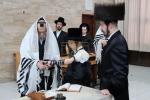 מעמד הנחת תפילין און לחיים פאר א אייניקל פון האדמו"רים ממאדזיץ און סערט וויזניץ