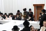 מעמד הנחת תפילין און לחיים פאר א אייניקל פון האדמו"רים ממאדזיץ און סערט וויזניץ