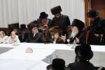 מעמד הנחת תפילין און לחיים פאר א אייניקל פון האדמו"רים ממאדזיץ און סערט וויזניץ