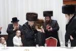 מעמד הנחת תפילין און לחיים פאר א אייניקל פון האדמו"רים ממאדזיץ און סערט וויזניץ