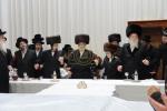 מעמד הנחת תפילין און לחיים פאר א אייניקל פון האדמו"רים ממאדזיץ און סערט וויזניץ