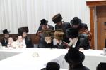 מעמד הנחת תפילין און לחיים פאר א אייניקל פון האדמו"רים ממאדזיץ און סערט וויזניץ