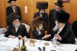 מעמד הנחת תפילין און לחיים פאר א אייניקל פון האדמו"רים ממאדזיץ און סערט וויזניץ