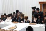 מעמד הנחת תפילין און לחיים פאר א אייניקל פון האדמו"רים ממאדזיץ און סערט וויזניץ