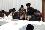 מעמד הנחת תפילין און לחיים פאר א אייניקל פון האדמו"רים ממאדזיץ און סערט וויזניץ