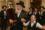 Main image for א הערליכע מעשה די ספר תורה וואס הגר"א פאם זצ"ל האט געטאנצט שמחת תורה - דורך הרב אליהו שווארץ ביים שיעור פון עמוד היומי דרשו - פסחים דף כ'