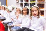אייגנארטיגע געלונגענע תימן'ע טאג אין מחנה ילדים סאטמאר בארא פארק דורך די ראש המדריכים הרב שלום מייזליש און הרב יוסף מאיר מייזליש‎