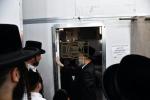 כ"ק אדמו"ר מסערט וויזניץ שליט"א ביי קביעת מזוזה בבית מדרשו אין אשדוד 