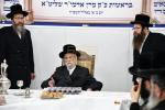 כ"ק אדמו"ר מסערט וויזניץ שליט"א ביי קביעת מזוזה בבית מדרשו אין אשדוד
