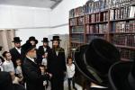 כ"ק אדמו"ר מסערט וויזניץ שליט"א ביי קביעת מזוזה בבית מדרשו אין אשדוד 