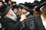 פולע גאלעריע: מסע הלויה פון כ"ק אדמו"ר מקרעטשניף סיגעט זצ"ל 