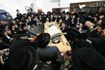 פולע גאלעריע: מסע הלויה פון כ"ק אדמו"ר מקרעטשניף סיגעט זצ"ל 