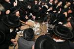 פולע גאלעריע: מסע הלויה פון כ"ק אדמו"ר מקרעטשניף סיגעט זצ"ל 