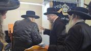  הרב עזרא פריעדלענדער  בן  כ"ק אדמו"ר מליסקא שליט"א  מיט  גדולי ישראל  אין אייראפע