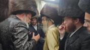 הרה"צ רבי אלימלך בידערמאן שליט"א ביי כתיבת אות אין ס"ת בבית המדרש נועם אלימלך ליזענסק בירושלים ובמעמד לחיים מיט כ"ק אדמו"ר מליזענסק און דומ"ץ ליזענסק שליט"א 
