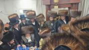הרה"צ רבי אלימלך בידערמאן שליט"א ביי כתיבת אות אין ס"ת בבית המדרש נועם אלימלך ליזענסק בירושלים ובמעמד לחיים מיט כ"ק אדמו"ר מליזענסק און דומ"ץ ליזענסק שליט"א 