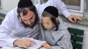 Main image for שיינע סצענעס אין ניקלשבורג 
