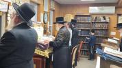 פרישע בילדער פון די ניקלשבורג ביהמ"ד 