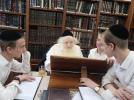 כ"ק גאב"ד ירושלים שליט"א ביים לערנען מיט די אייניקלעך