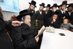 מעמד מסיבת לחיים בבית הרה"ק רבי יעקב מאיר שעכטער שליט"א לרגל הוצאה לאור הספר החדש "דורשי יחודך" יסודי היהדות ח"ב.