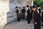 כ"ק אדמו"ר מבוהוש שליט"א ביים מתפלל זיין ביים ציון הקדוש אין ליסקא  און ביי די שוהל פון אדמור"י ליסקא זי"ע