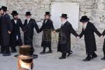 כ"ק אדמו"ר מבוהוש שליט"א ביים מתפלל זיין ביים ציון הקדוש אין ליסקא  און ביי די שוהל פון אדמור"י ליסקא זי"ע