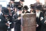 Main image for כ"ק אדמו"ר מבוהוש שליט"א ביים מתפלל זיין ביים ציון הקדוש אין ליסקא  און ביי די שוהל פון אדמור"י ליסקא זי"ע