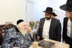 Main image for כ"ק גאב"ד ירושלים שליט"א צו ארעסטירטע פון די מיליטער אז מען דארף האבן מסירות נפש נישט צו גיין אין מיליטער