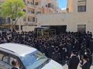 Main image for בעלזא חסידים נעמען אויף מיט פרייד כ"ק אדמו"ר מבעלזא שליט"א ביים אנקומען אהיים נאכן וויילן שפיטאל פאר באהאנדלונגען 