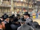 כ"ק אדמו"ר מסאטמאר שליט"א באזוכט ביי די בוי ארבעט אינעם גרויסן סאטמאר בית המדרש אין וויליאמסבורג