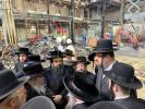 כ"ק אדמו"ר מסאטמאר שליט"א באזוכט ביי די בוי ארבעט אינעם גרויסן סאטמאר בית המדרש אין וויליאמסבורג