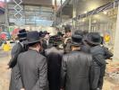 כ"ק אדמו"ר מסאטמאר שליט"א באזוכט ביי די בוי ארבעט אינעם גרויסן סאטמאר בית המדרש אין וויליאמסבורג