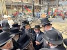כ"ק אדמו"ר מסאטמאר שליט"א באזוכט ביי די בוי ארבעט אינעם גרויסן סאטמאר בית המדרש אין וויליאמסבורג