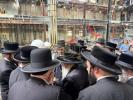 כ"ק אדמו"ר מסאטמאר שליט"א באזוכט ביי די בוי ארבעט אינעם גרויסן סאטמאר בית המדרש אין וויליאמסבורג