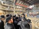 כ"ק אדמו"ר מסאטמאר שליט"א באזוכט ביי די בוי ארבעט אינעם גרויסן סאטמאר בית המדרש אין וויליאמסבורג