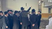 כ"ק אדמו"ר מסאטמאר שליט"א באזוכט ביי די בוי ארבעט אינעם גרויסן סאטמאר בית המדרש אין וויליאמסבורג