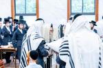  תלמידי ישיבה גדולה קאשוי ביים באגלייטן כ"ק אדמו"ר מקאשוי שליט"א נאכן לעצטע תפלת שחרית פון די זומער חדשים אין מחנה ברכות שמים און ביי א ברית לבן אחד מחסידיו.