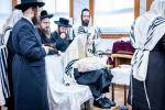  תלמידי ישיבה גדולה קאשוי ביים באגלייטן כ"ק אדמו"ר מקאשוי שליט"א נאכן לעצטע תפלת שחרית פון די זומער חדשים אין מחנה ברכות שמים און ביי א ברית לבן אחד מחסידיו.