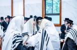  תלמידי ישיבה גדולה קאשוי ביים באגלייטן כ"ק אדמו"ר מקאשוי שליט"א נאכן לעצטע תפלת שחרית פון די זומער חדשים אין מחנה ברכות שמים און ביי א ברית לבן אחד מחסידיו.