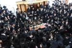 פולע גאלעריע: ניחום אבלים בחצר הקודש קרעטשניף סיגעט 