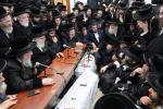 פולע גאלעריע: ניחום אבלים בחצר הקודש קרעטשניף סיגעט 