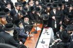 פולע גאלעריע: ניחום אבלים בחצר הקודש קרעטשניף סיגעט 