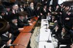 פולע גאלעריע: ניחום אבלים בחצר הקודש קרעטשניף סיגעט 
