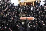 פולע גאלעריע: ניחום אבלים בחצר הקודש קרעטשניף סיגעט 